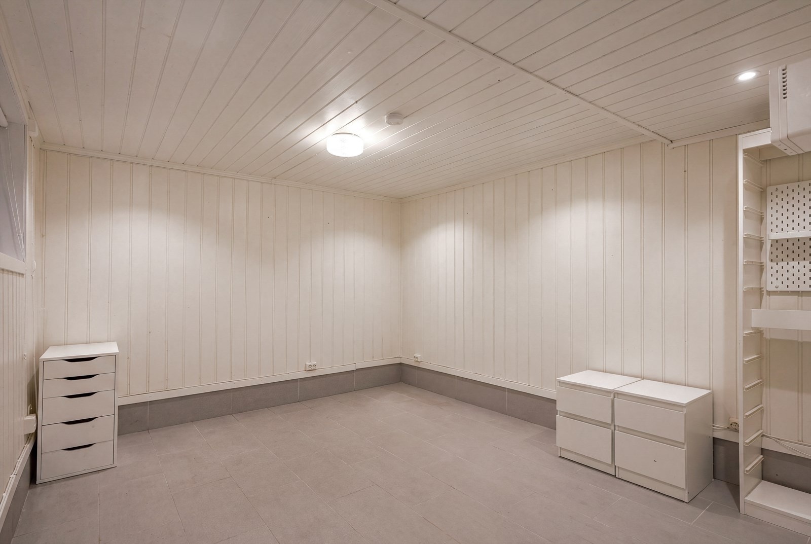 Kjeller har varmekabler i flere rom, og ble pusset opp og delvis innredet i 2016. Rommene er ikke godkjent for varig opphold. Galleribilde