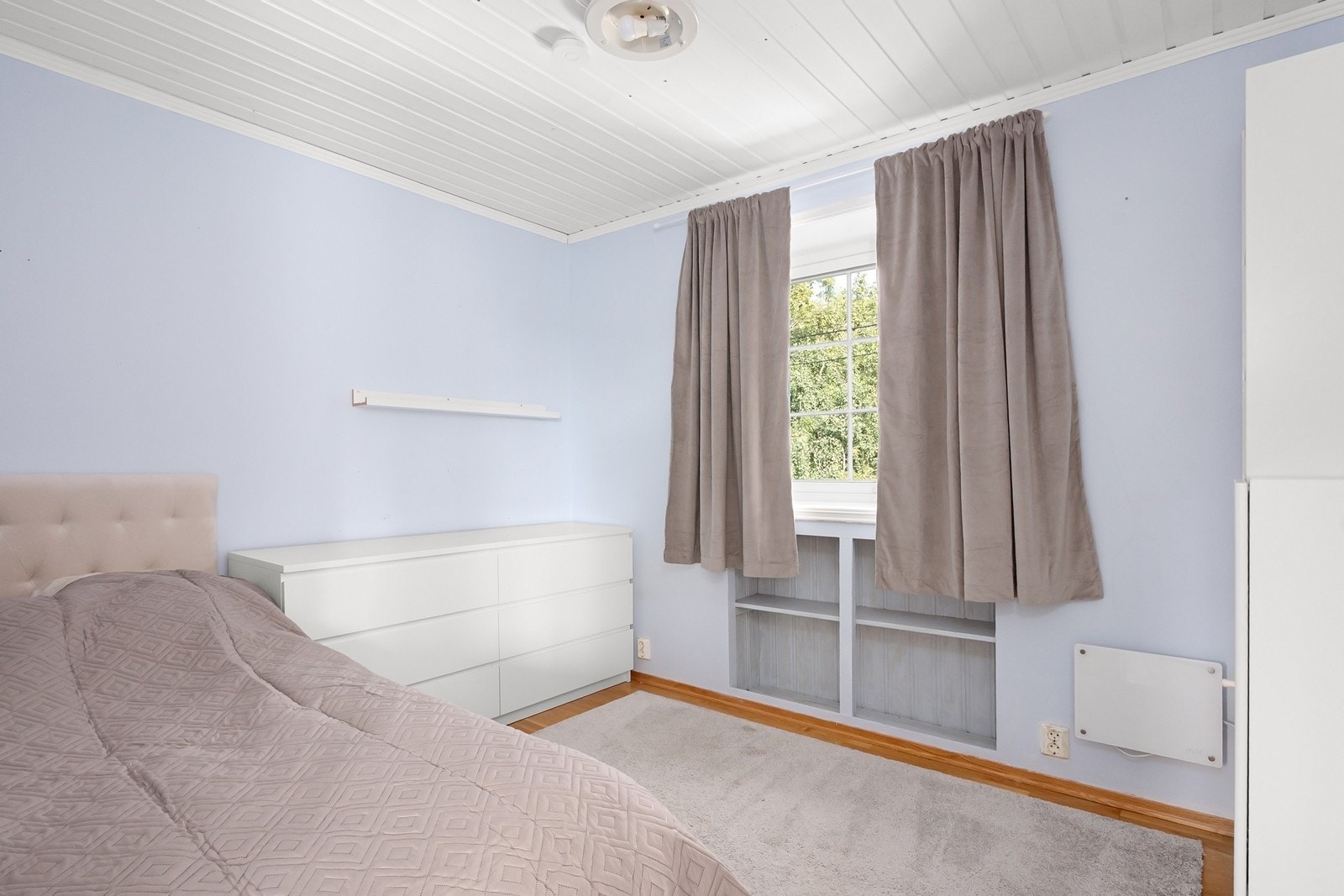 De fire soverommene er fordelt med ett i 1. etasje og tre i 2. etasje. Galleribilde