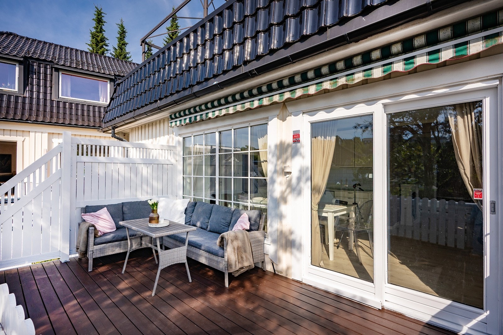 Veranda har sol hele dagen, levegg mot nabo fra 2020 og markise for skjerming. Galleribilde