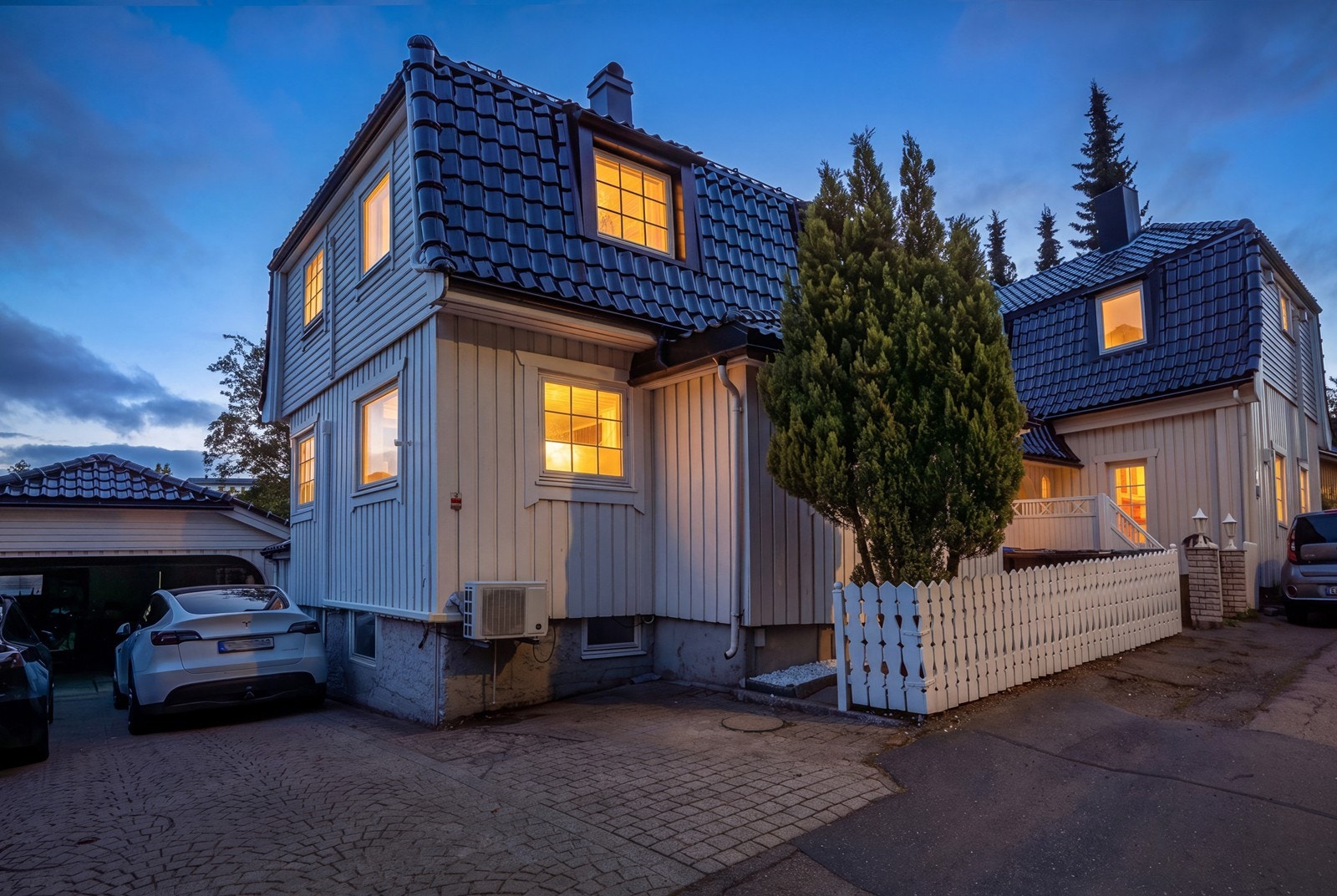 Parkering gjøres enkelt i dobbelgarasje og på gårdsplass på eiendommen som deles med nabo. Galleribilde