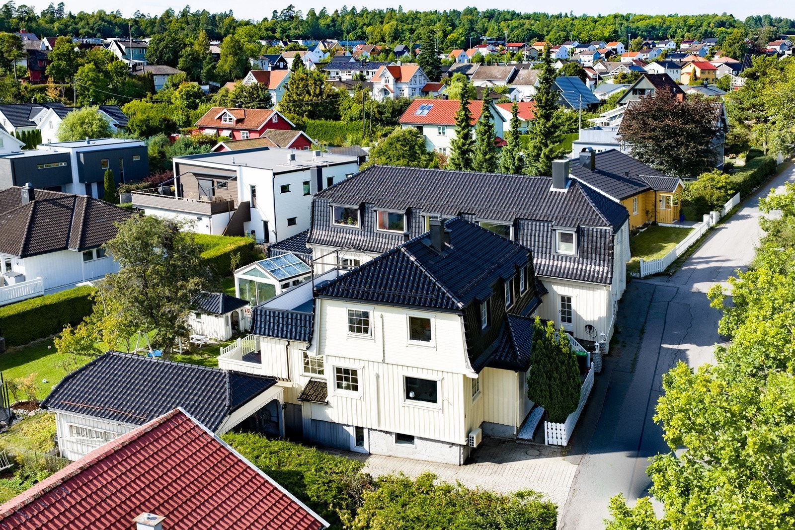 En innholdsrik enebolig med et karakterfullt ytre der mansardtak gir boligen et klassisk uttrykk. Galleribilde