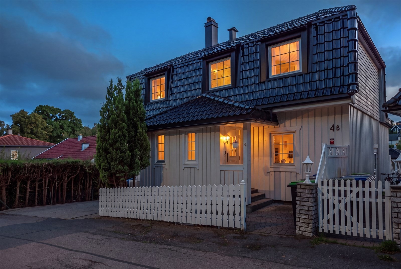 Innbydende inngangsparti ønsker velkommen, få meter fra parkering i garasje og gårdsplass. Galleribilde