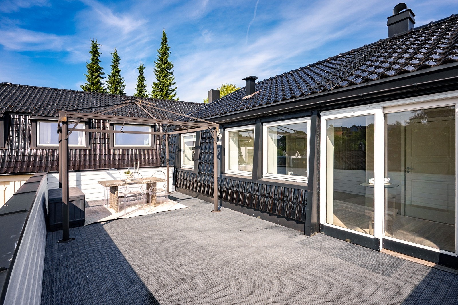 Altanen på 27 kvm bader i sol fra morgen til kveld. Galleribilde