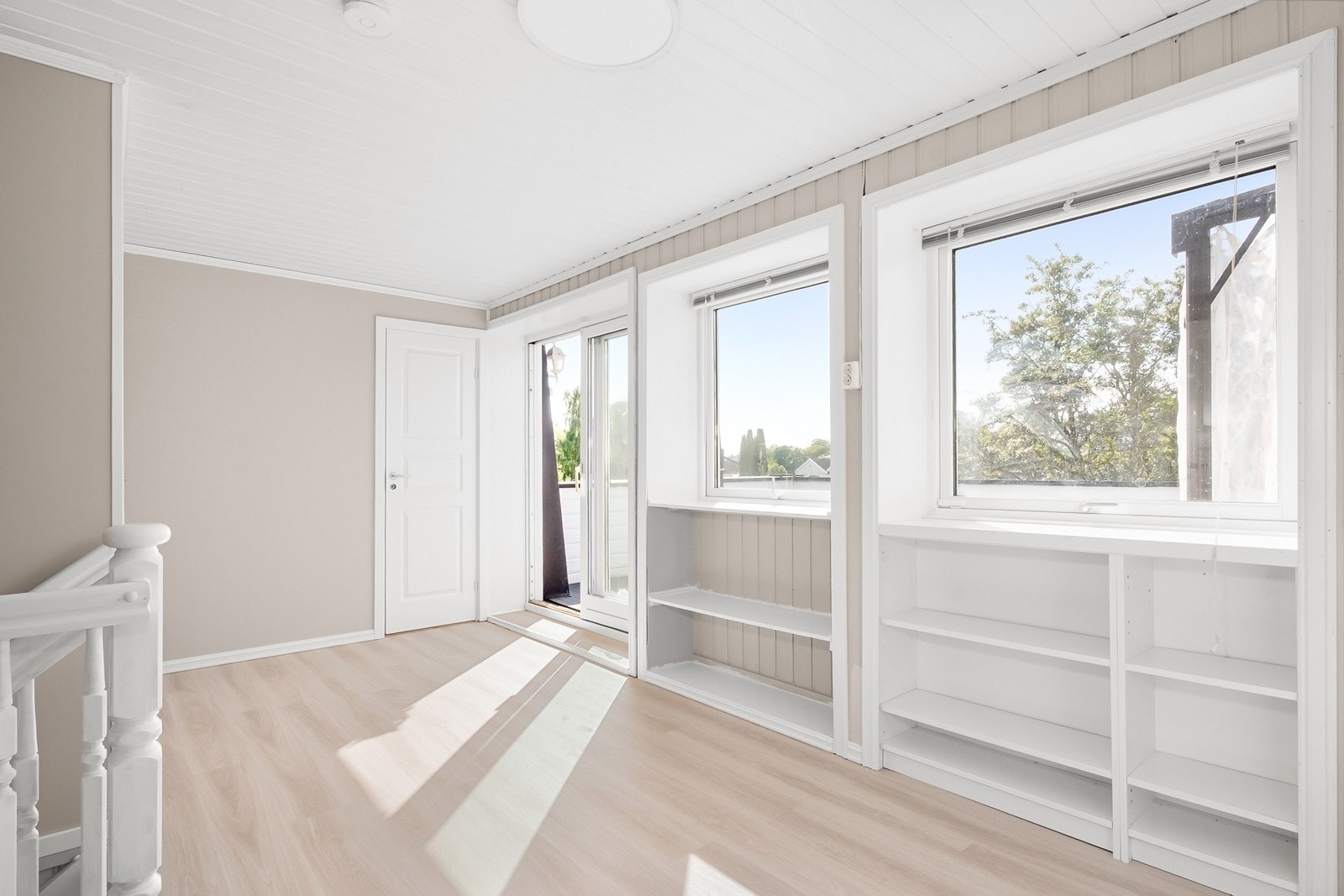 Den ekstra stuen i 2. etasje har flere bruksmuligheter, og herfra er det skyvedør ut til altan. Galleribilde