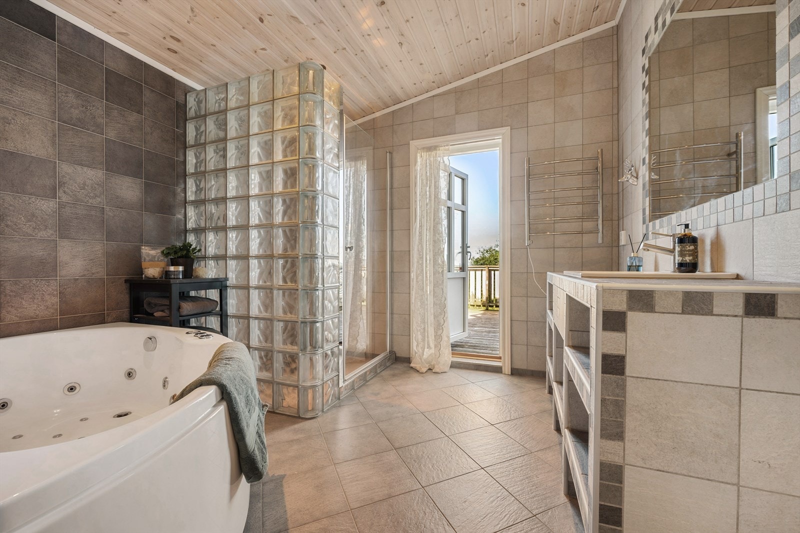 Badet er romslig og innredet med både badekar og dusjløsning. Galleribilde