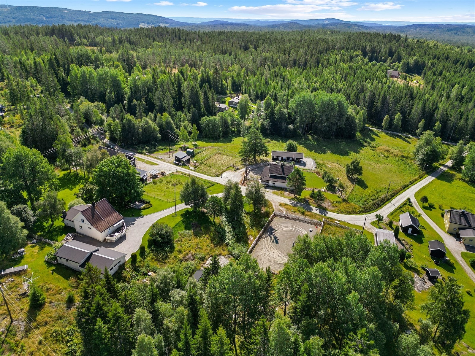 Oversiktsbilde som viser eiendommens størrelse og helhet. Galleribilde