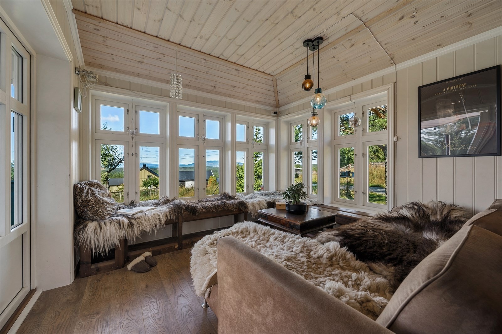 Store vindusflater slipper naturen inn og gir flott utsyn mot omgivelsene. Galleribilde