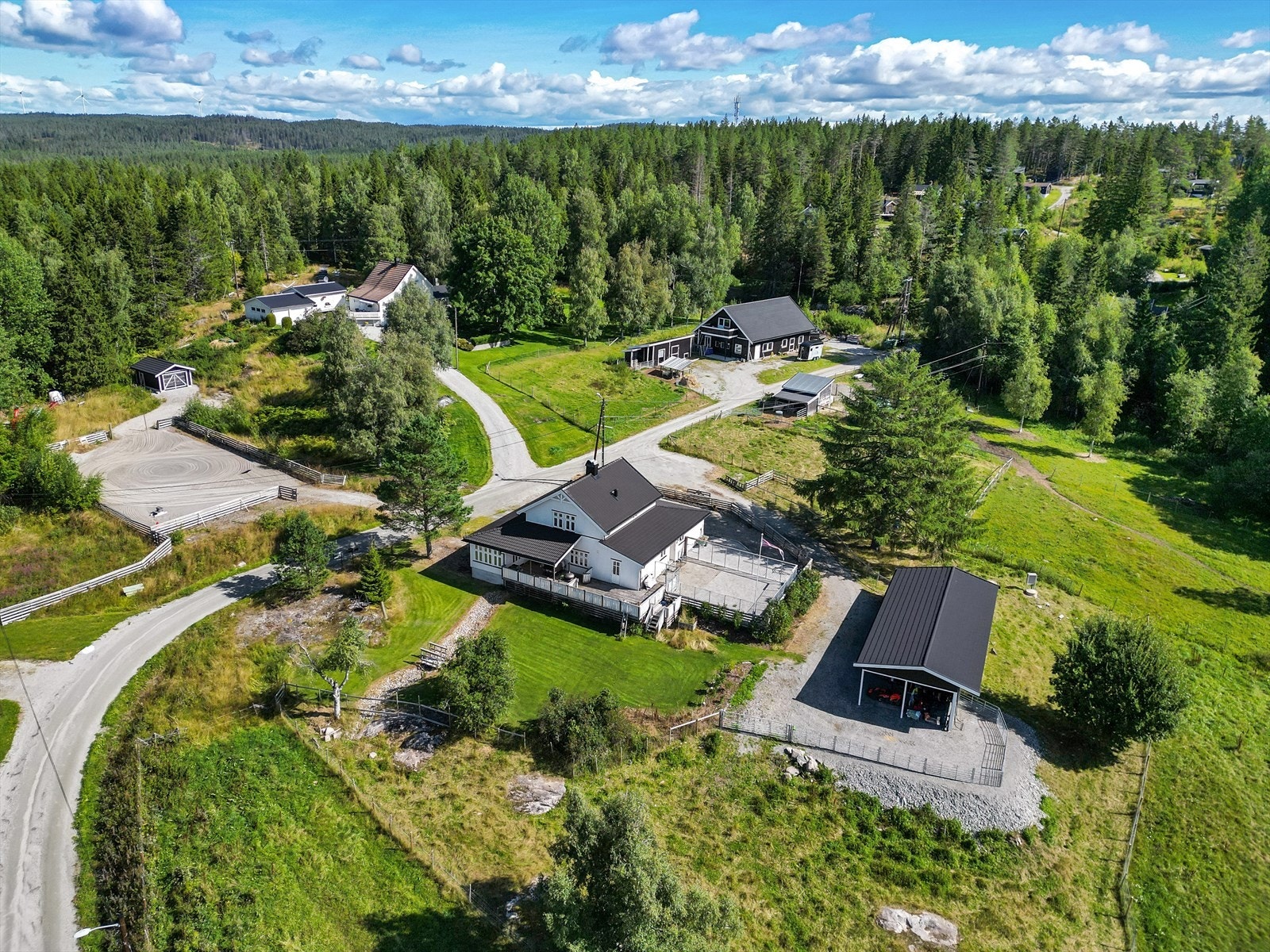 Landlig og innholdsrik eiendom med flott beliggenhet og gode utearealer. Foto: Pholio Fotograf: Heidi Hexeberg Galleribilde