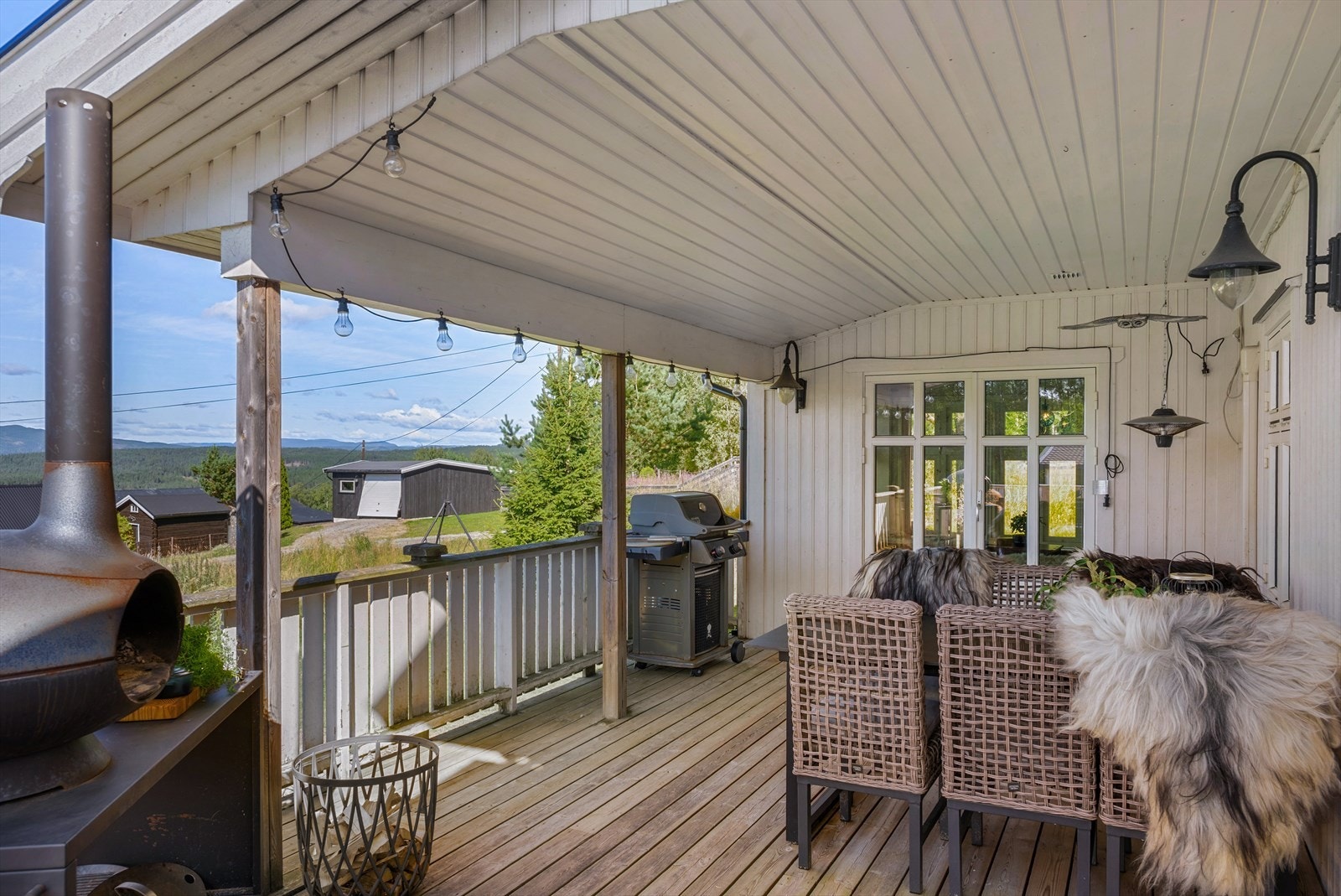 Stor, overbygget terrasse som fungerer som en naturlig forlengelse av oppholdsrommet. Galleribilde