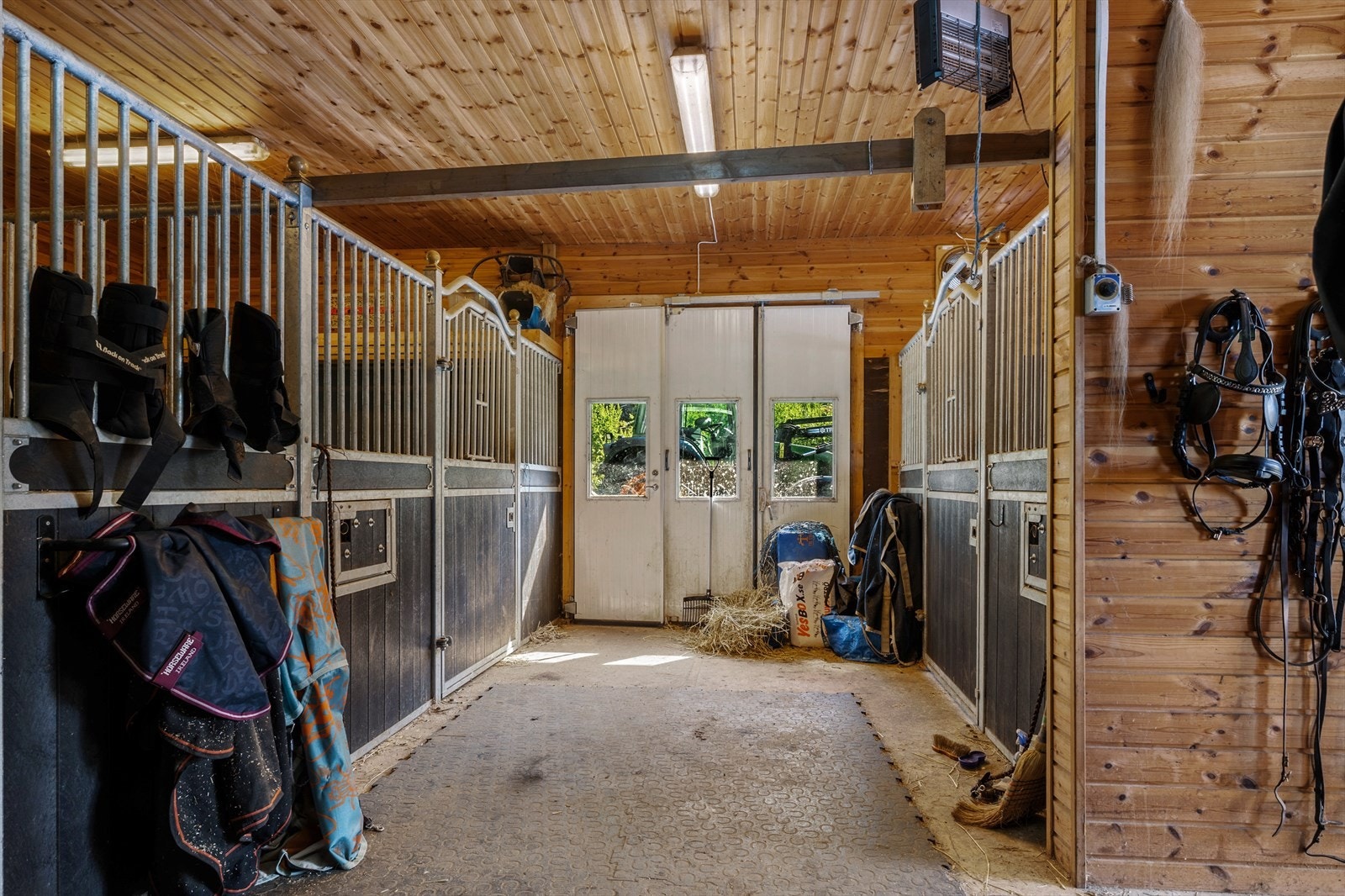 Stallbygning tilrettelagt for hestehold. Galleribilde