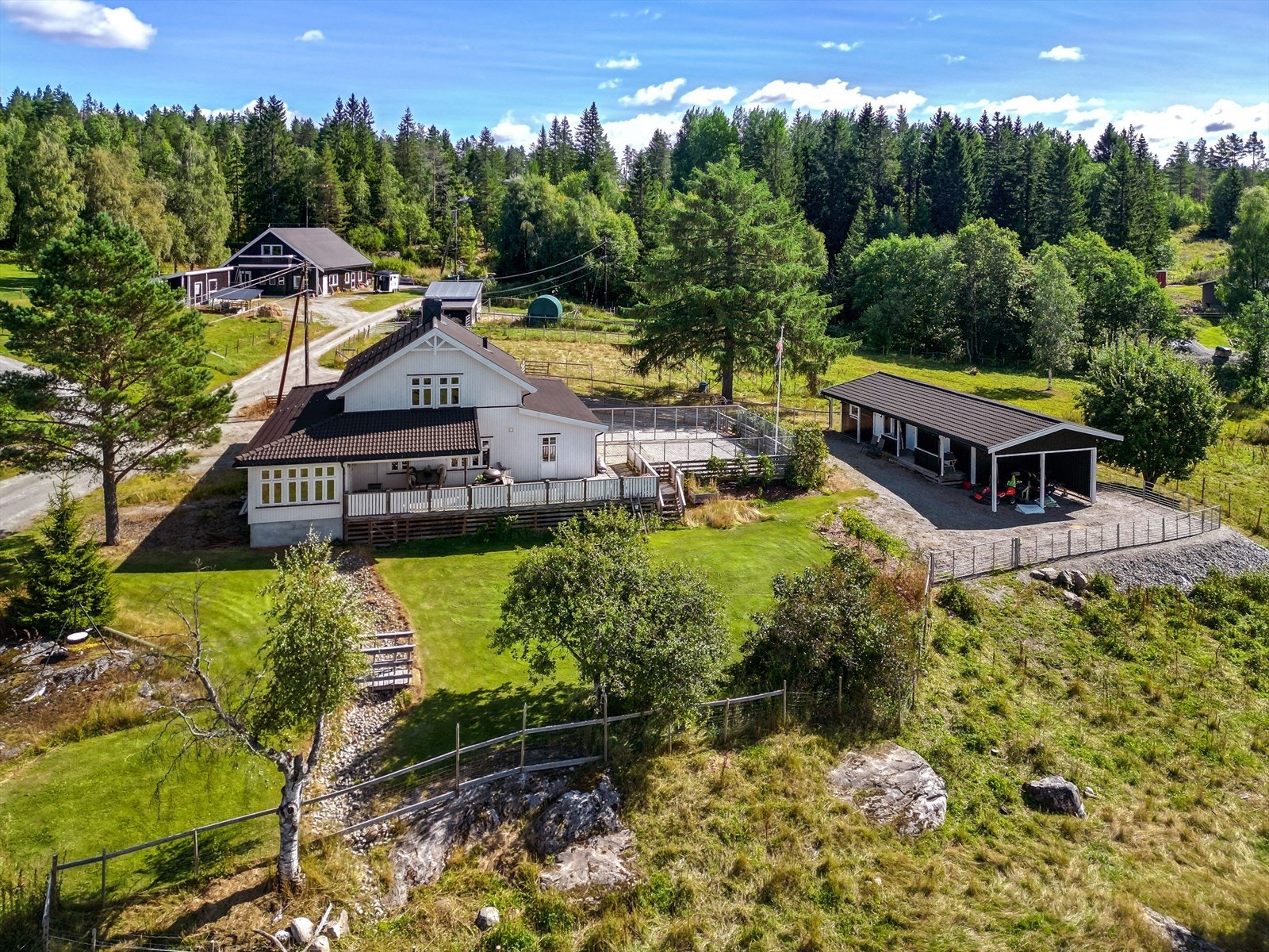 Eiendommen består av et innholdsrikt gårdstun med flere bygninger og store uteområder. Galleribilde