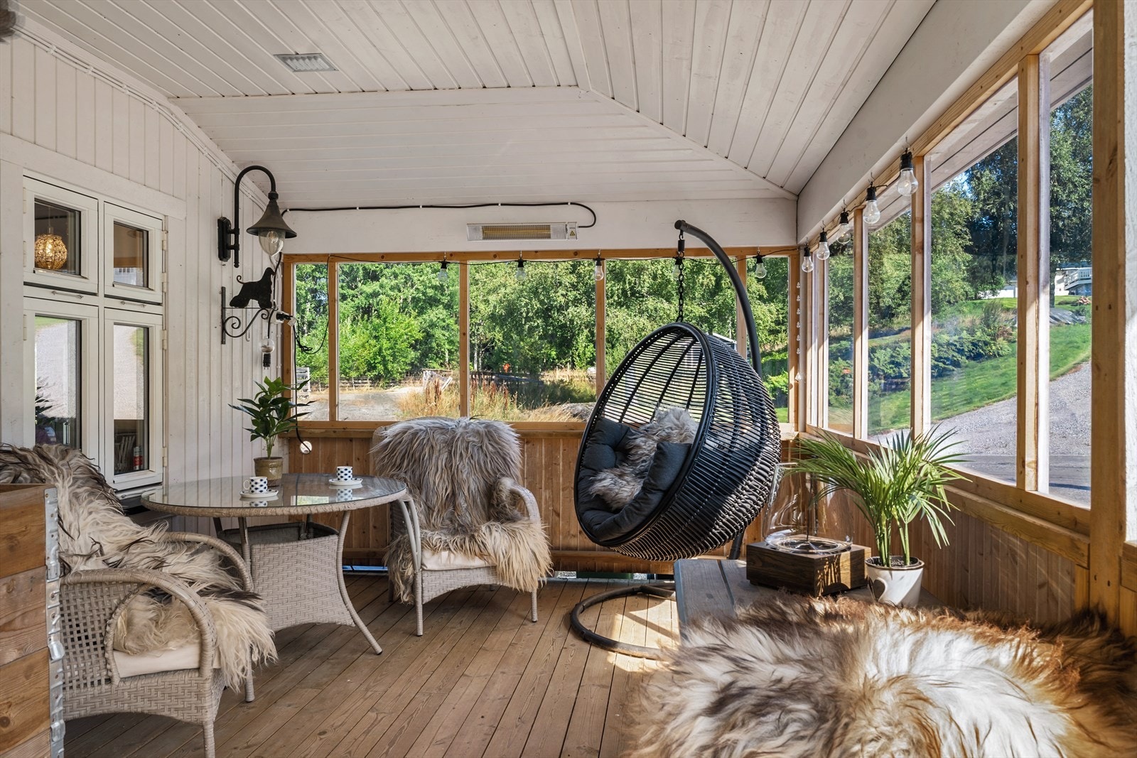 Lun og skjermet veranda med utsyn over eiendommen. Galleribilde