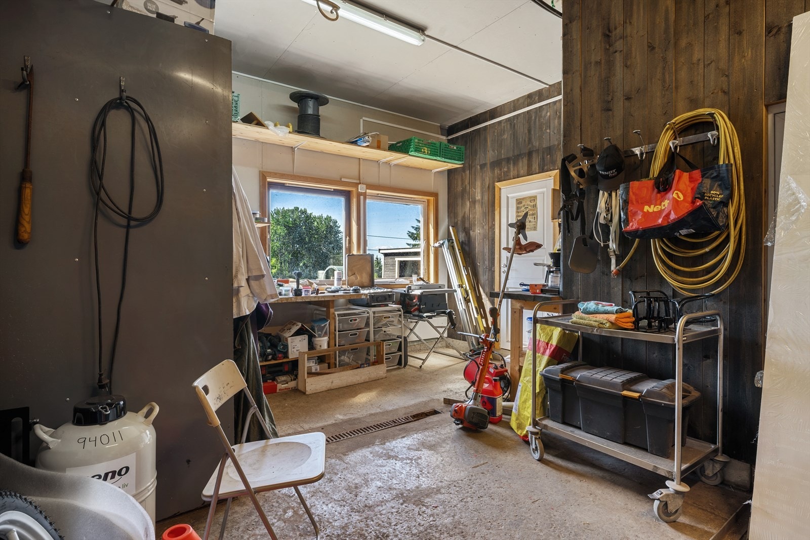 Verksted- og driftsarealer med mange bruks- og oppbevaringsmuligheter. Galleribilde