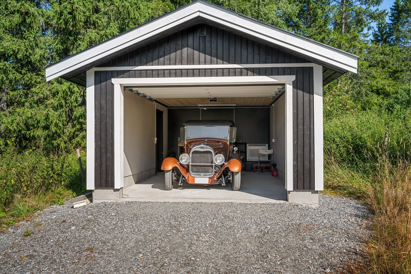 Frittstående garasje med gode lagrings- og parkeringsmuligheter. Galleribilde