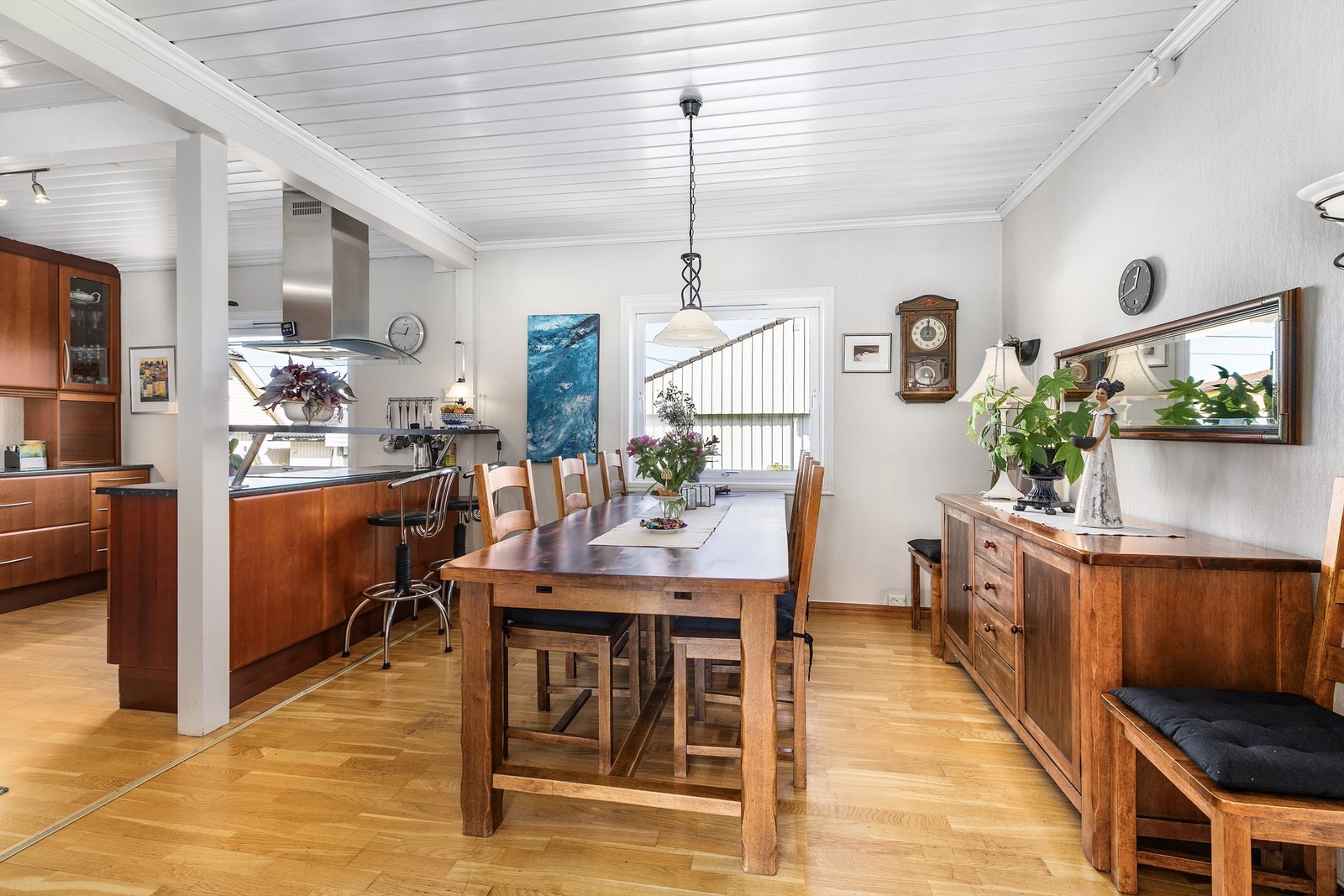 Med barløsning og plass til et langstrakt spisebord er kjøkkenet et velfungerende samlingsrom både i hverdagen og ved større anledninger. Galleribilde