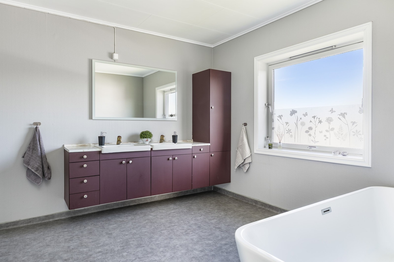 Badet ble i 2022 oppgradert med blant annet nytt gulvbelegg. To servanter åpner for at badet kan benyttes av to personer samtidig. Galleribilde