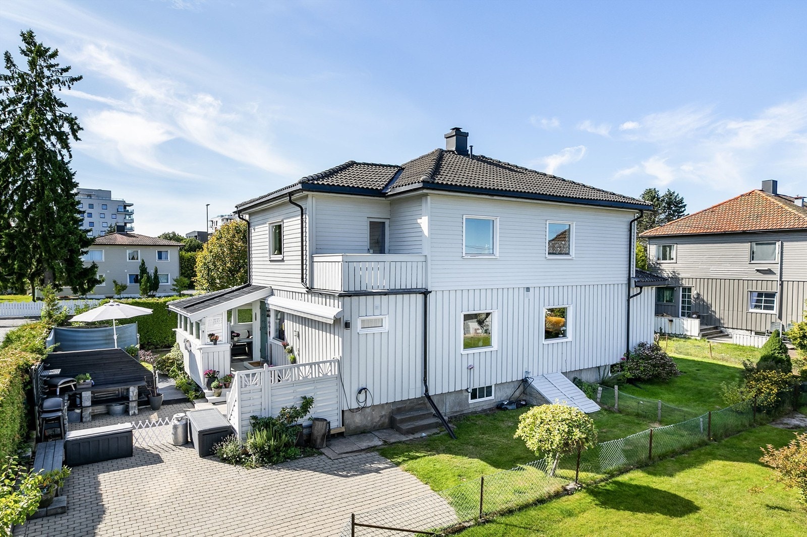 Ryggeveien 70 presenteres av Krogsveen. Takstein og pipehatt ble skiftet ut rundt 2000. Fotograf; Børge Oppegård. Galleribilde