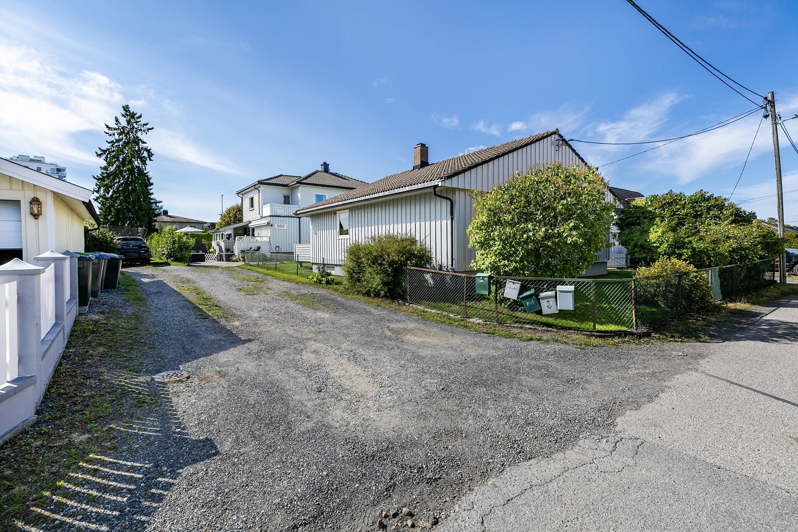 Adkomst til eiendommen skjer via Marcus Thranes vei, en tilbaketrukken parallellgate til Ryggeveien. Galleribilde