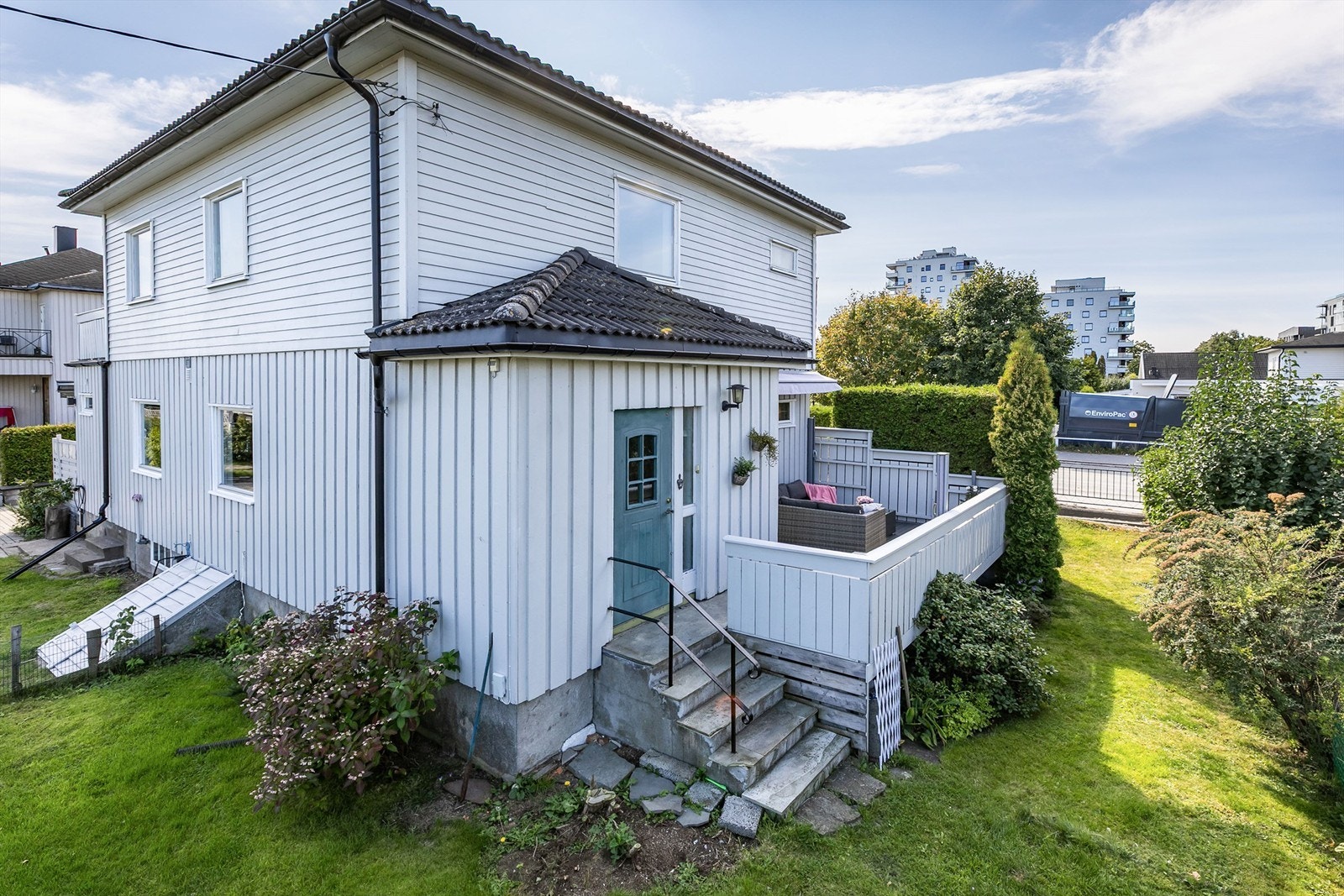 Til kjelleren er det adkomst både på utvendig og innvendig trapp fra bi-entreen på baksiden. Galleribilde