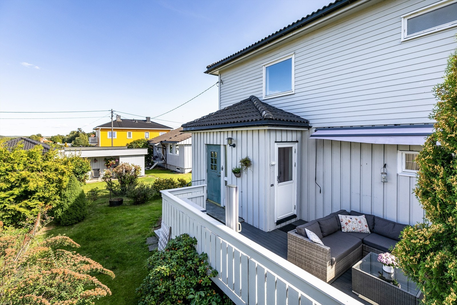 Terrassen på baksiden er orientert i nord-vestlig retning og har sommerstid sol fra ettermiddag til kveld. Galleribilde