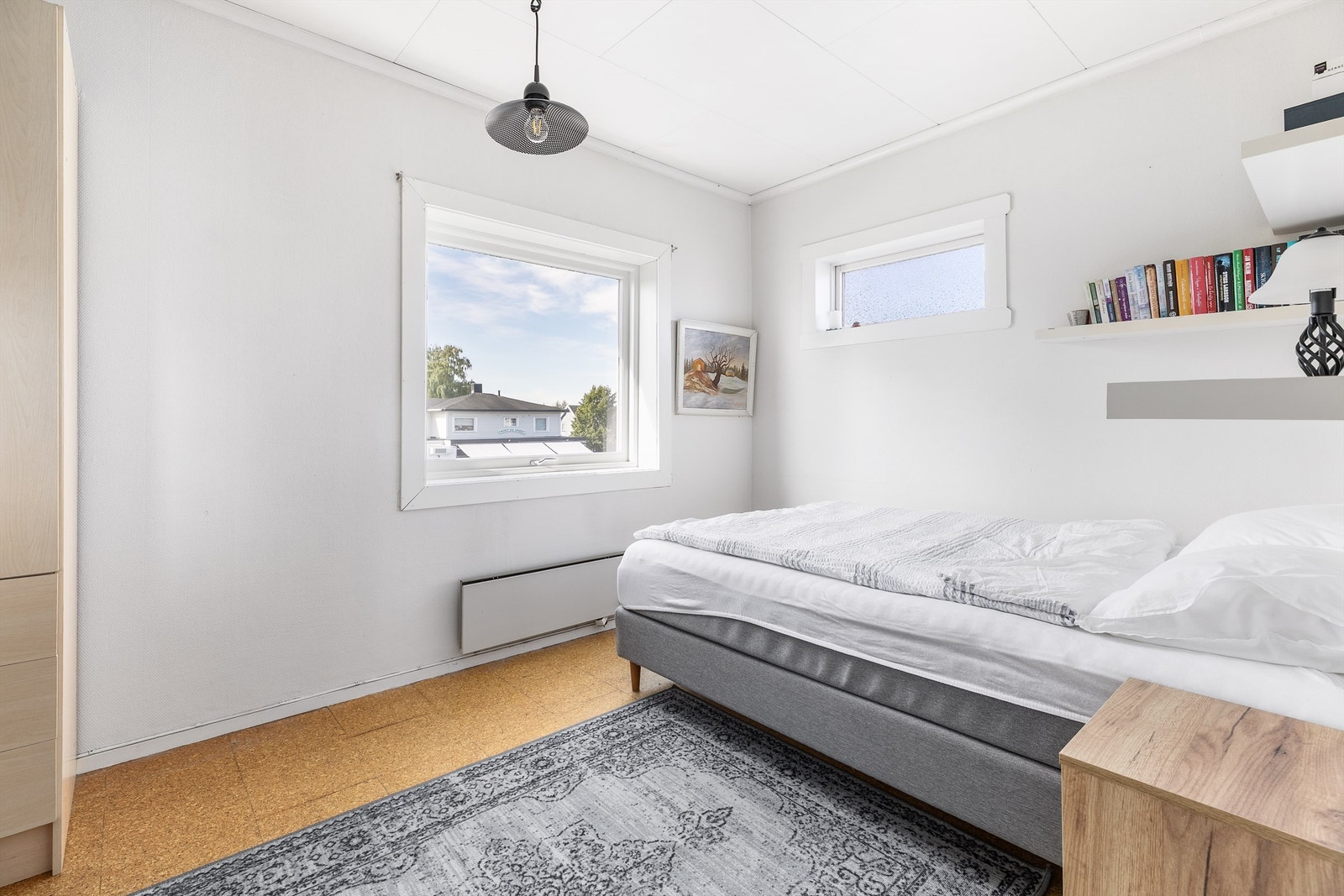 Tre soverom inngår i andre etasje. Alle er av generøs størrelse, dette på ca. 11 kvm. Galleribilde