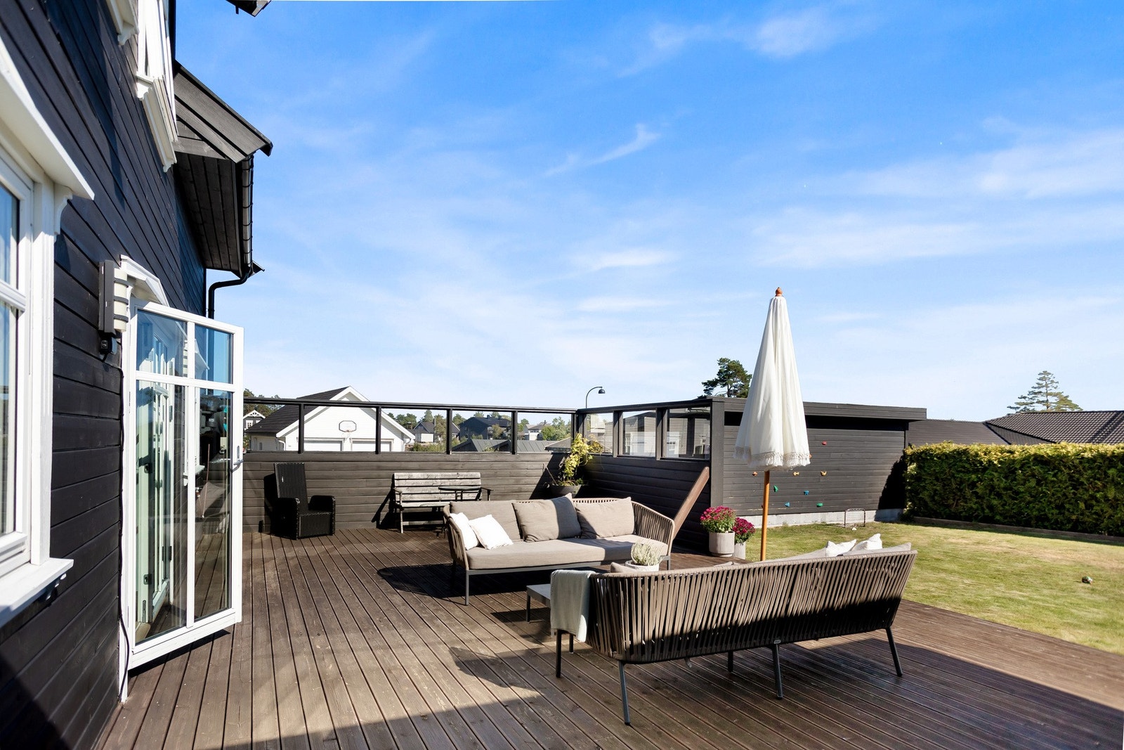 Romslig terrasse med gode solforhold og skjermet innsyn Galleribilde
