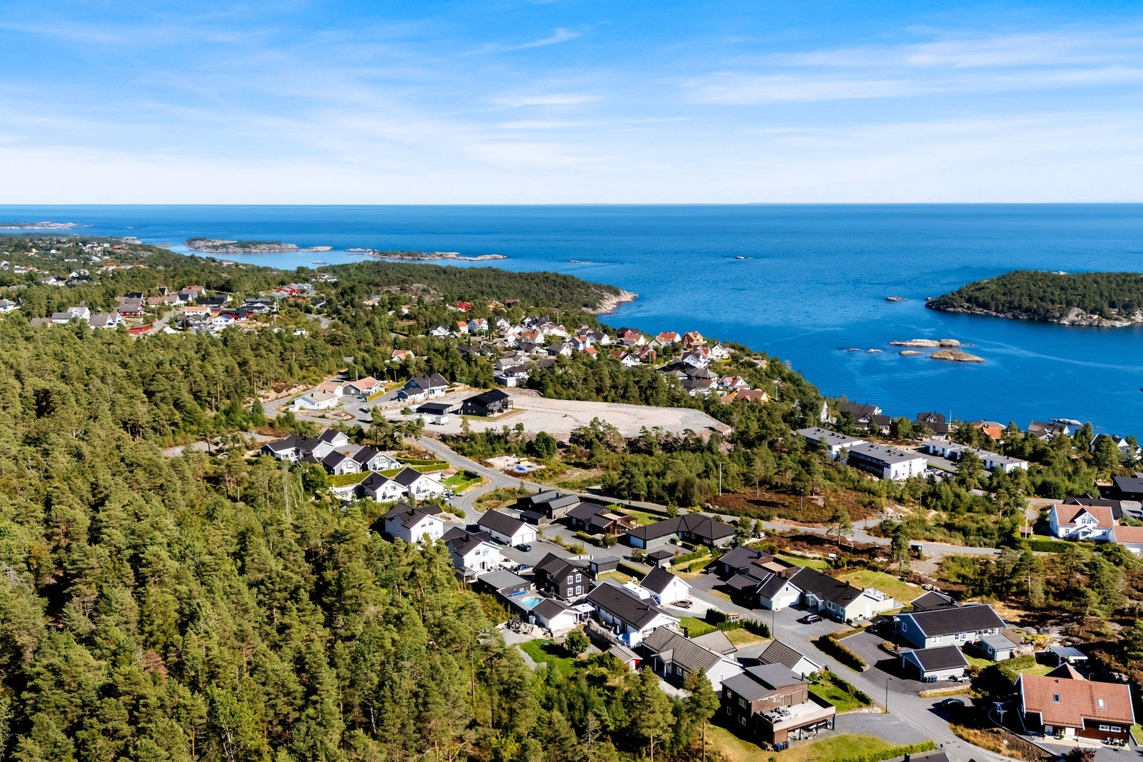 Risør er kjent for sin sjarmerende og rolige atmosfære, og dette området er intet unntak. Her bor du i et veletablert boligområde med lite gjennomgangstrafikk, noe som gir en trygg og avslappende hverdag. Dagligvarebutikker som Extra Randvik, Rema 1000 og Galleribilde
