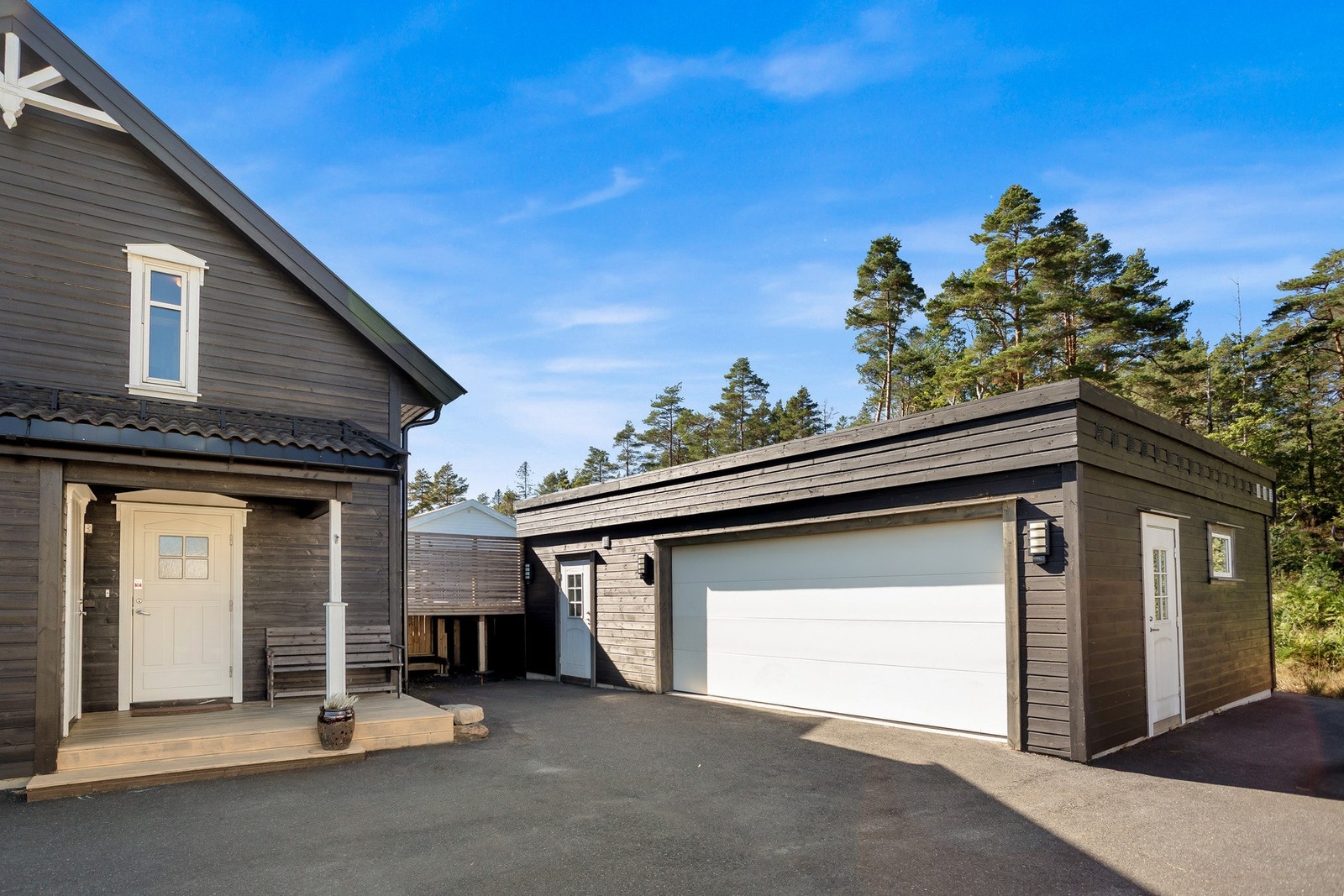 Dobbeltgarasje med god lagringsplass Galleribilde