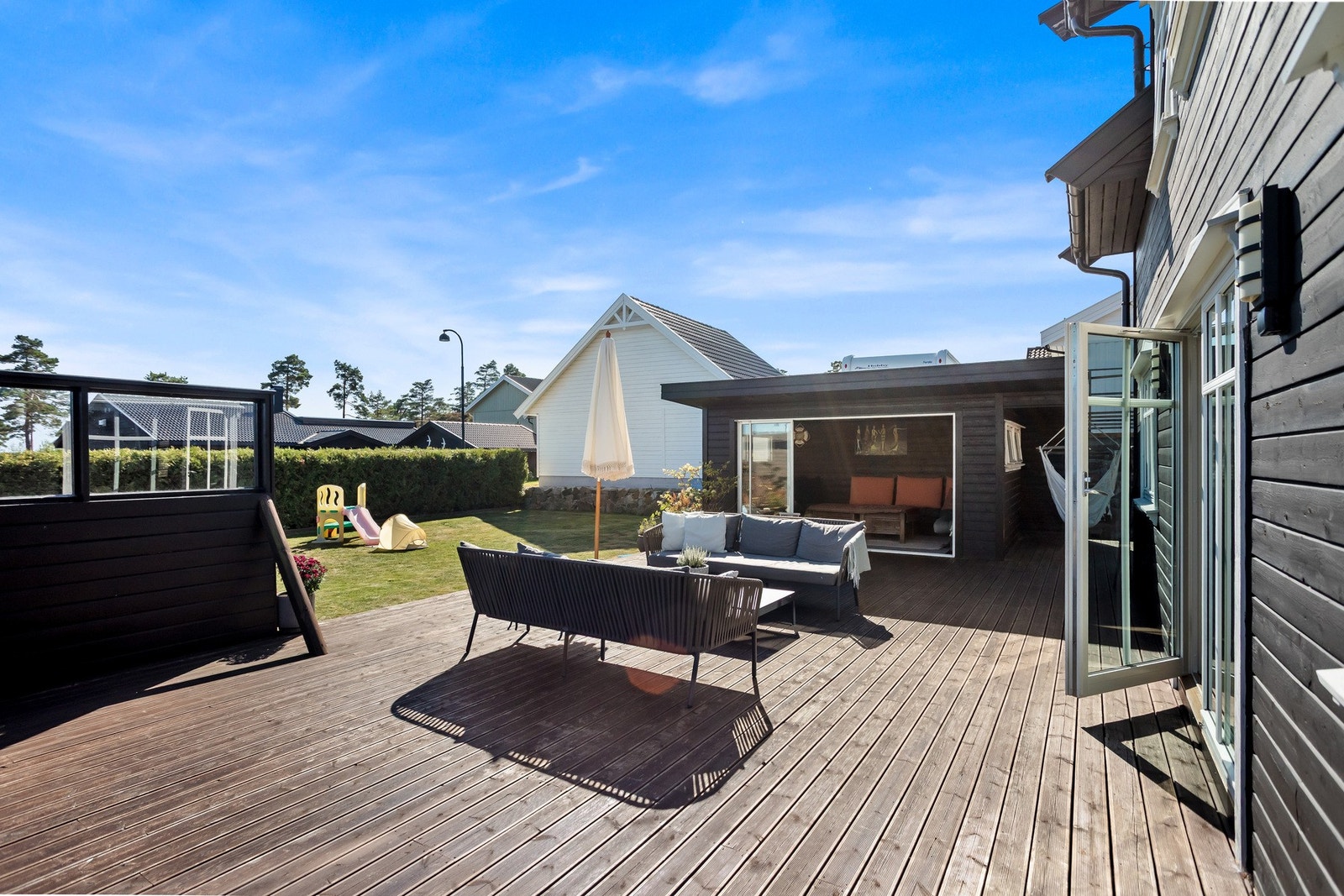 Boligen har et flott og romslig uteområde med terrasse som gir gode muligheter for å nyte solforholdene gjennom dagen. Her er det god plass til utemøbler, grill og hyggelige sammenkomster med familie og venner Galleribilde