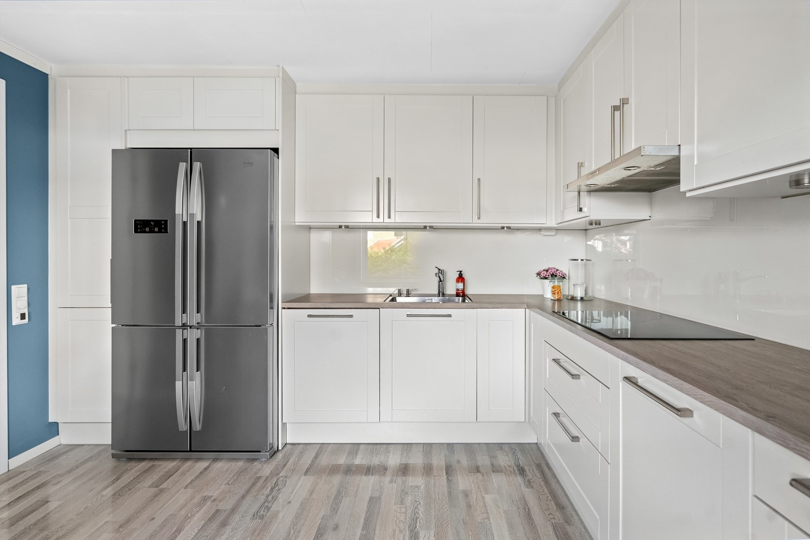 Innredningen har et tidløst uttrykk med glatte fronter og laminatbenkeplate, og er utstyrt med integrert platetopp, stekeovn og oppvaskmaskin samt frittstående kjøl-/fryseskap. Galleribilde