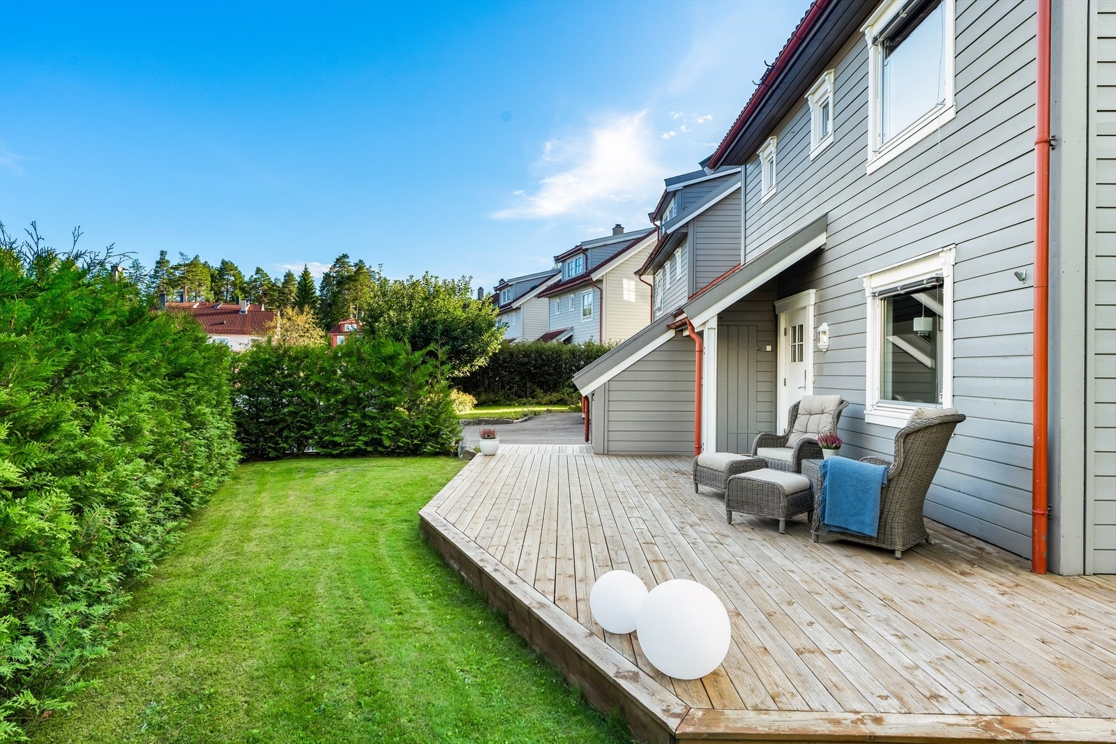 Et av boligens store høydepunkter er den romslige terrassen på ca. 85 m². Terrassen vender mot vest, nord og sør og gir gode muligheter for å skape flere soner for avslapning, måltider og sosialt samvær. Galleribilde