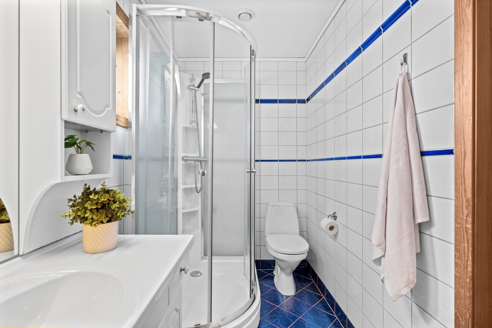 Badet har mekanisk avtrekk og varmekabler. Galleribilde