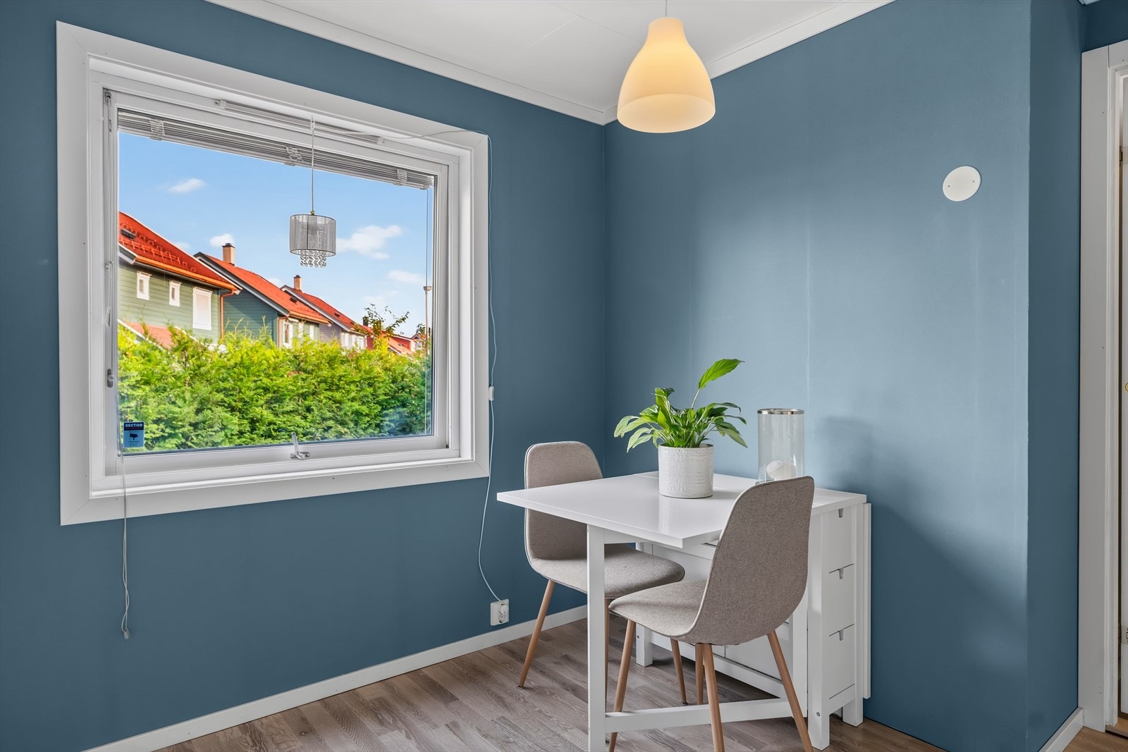 Et lite kjøkkenbord er også å finne i rommet. Galleribilde