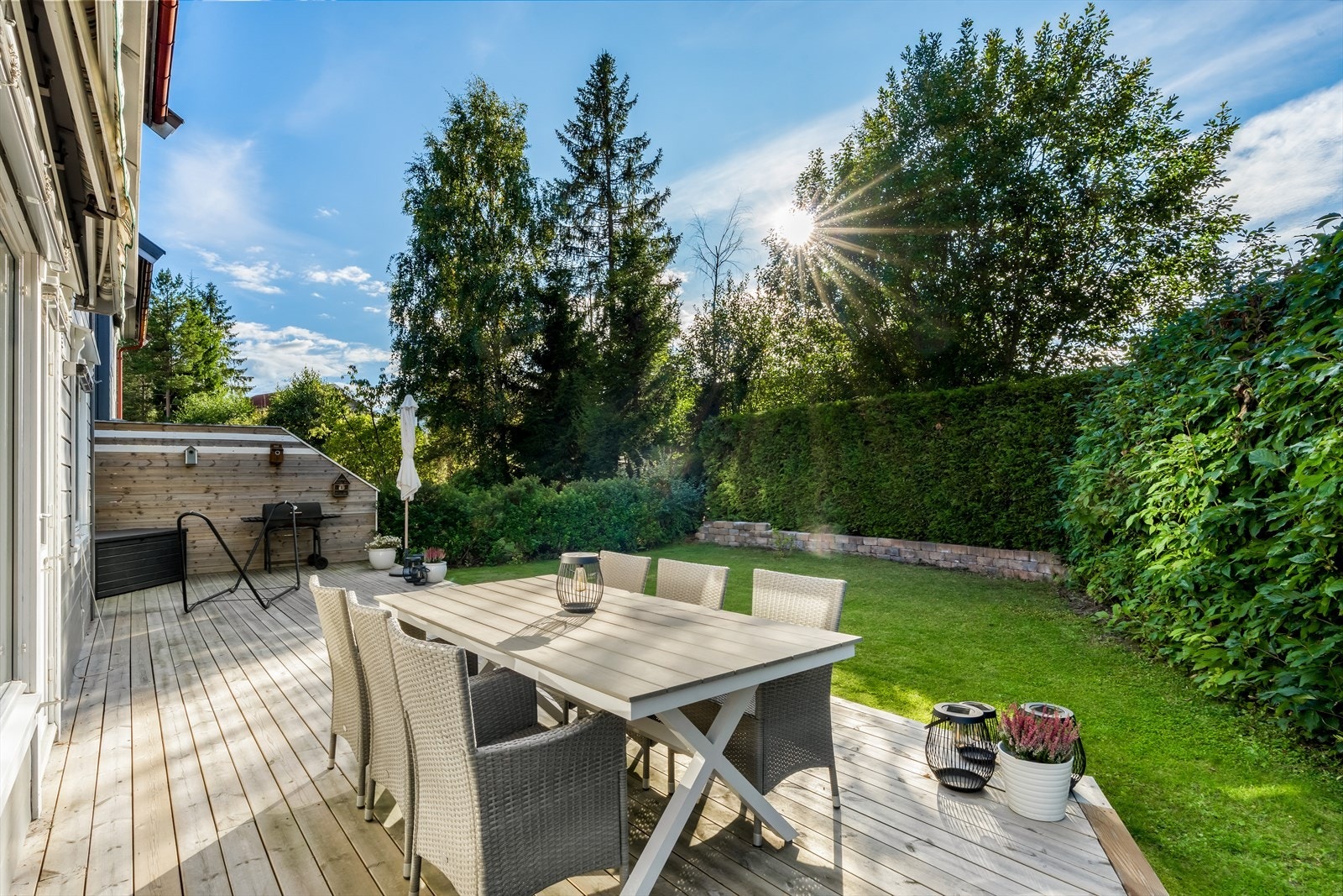 Terrasse på baksiden av huset med god plass til spisegruppe, grill og oppbevaring. Galleribilde