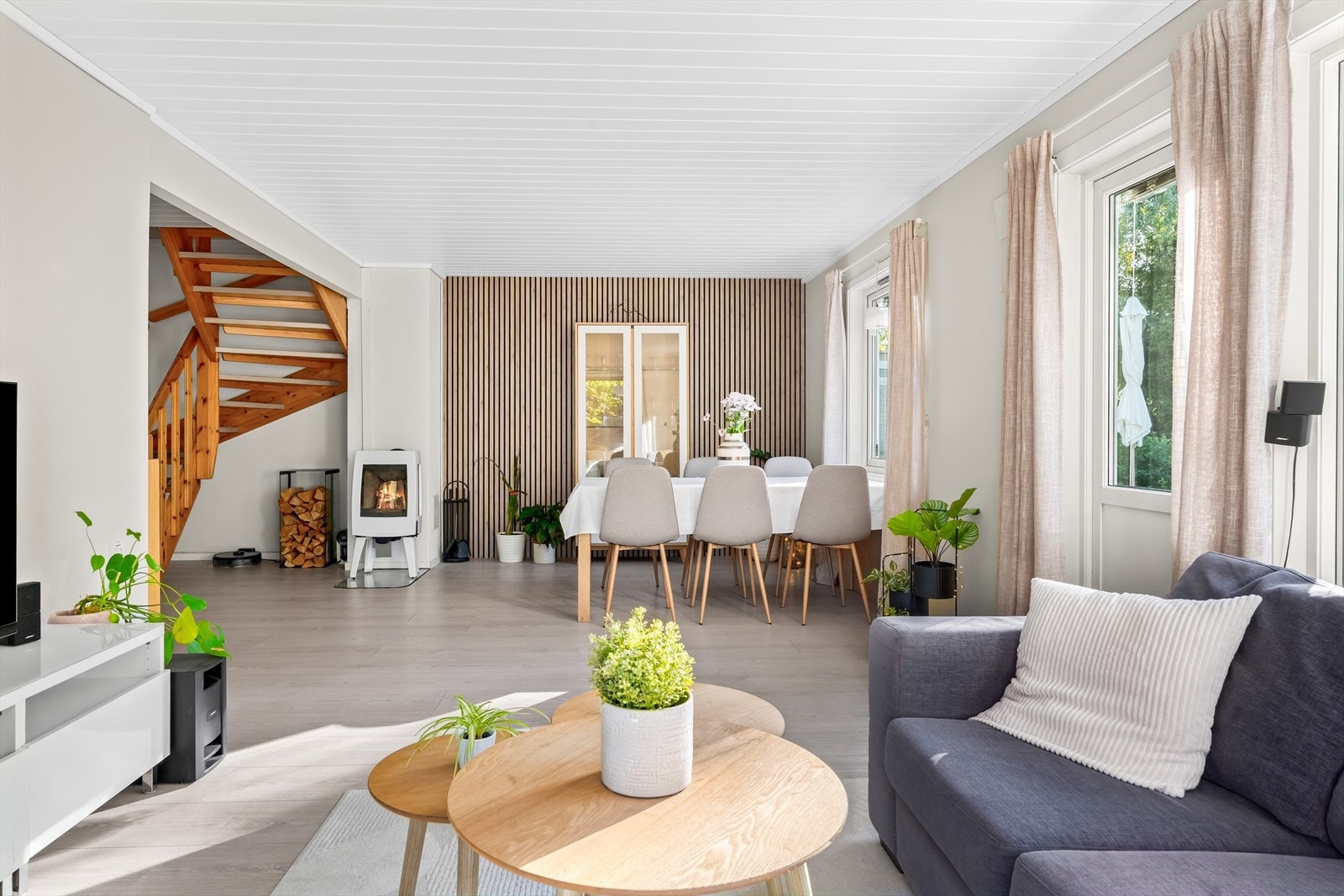 Dette er en romslig og innholdsrik enebolig med en god og praktisk planløsning over tre plan. Galleribilde