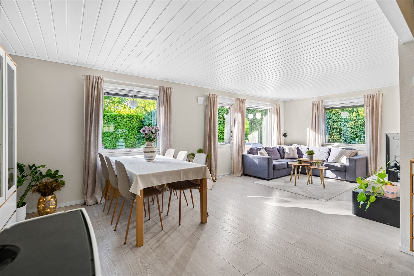 Stuen er av god størrelse med plass til både spisegruppe og sofaseksjon. det er også utgang til stor markterrasse. Galleribilde