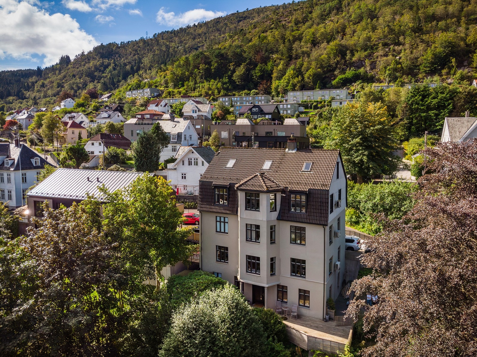 - Fasade. Boligen ligger pent til i et hyggelig nabolag med kort avstand til Bybane og Bergen sentrum - Galleribilde