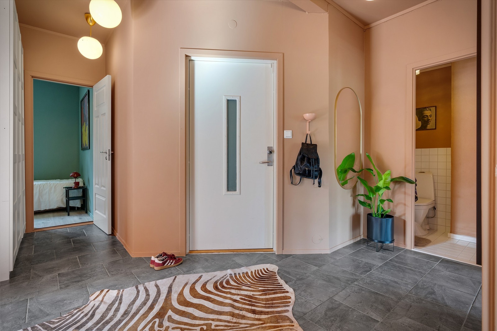 - Velkommen inn! Flislagt entrè med stor garderobeløsning - Galleribilde