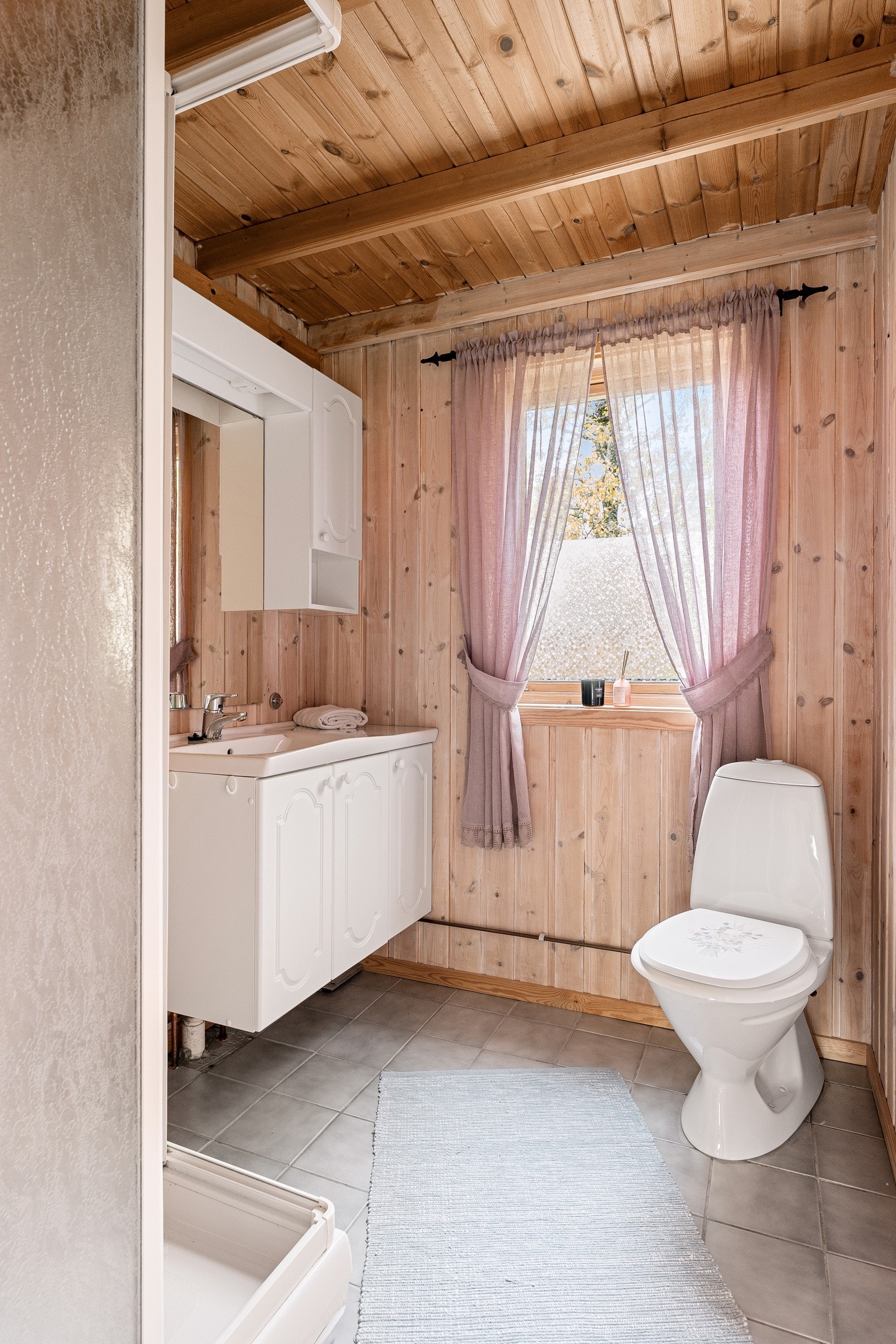 Bad med wc og dusj - Praktisk tilrettelagt for komfortable opphold på hytta.