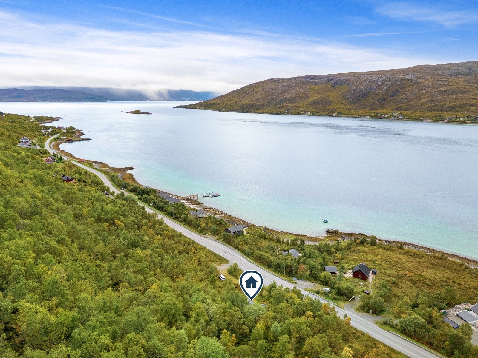 Naturskjønn beliggenhet med gode muligheter til aktiviteter ved sjøen eller på fjellet!