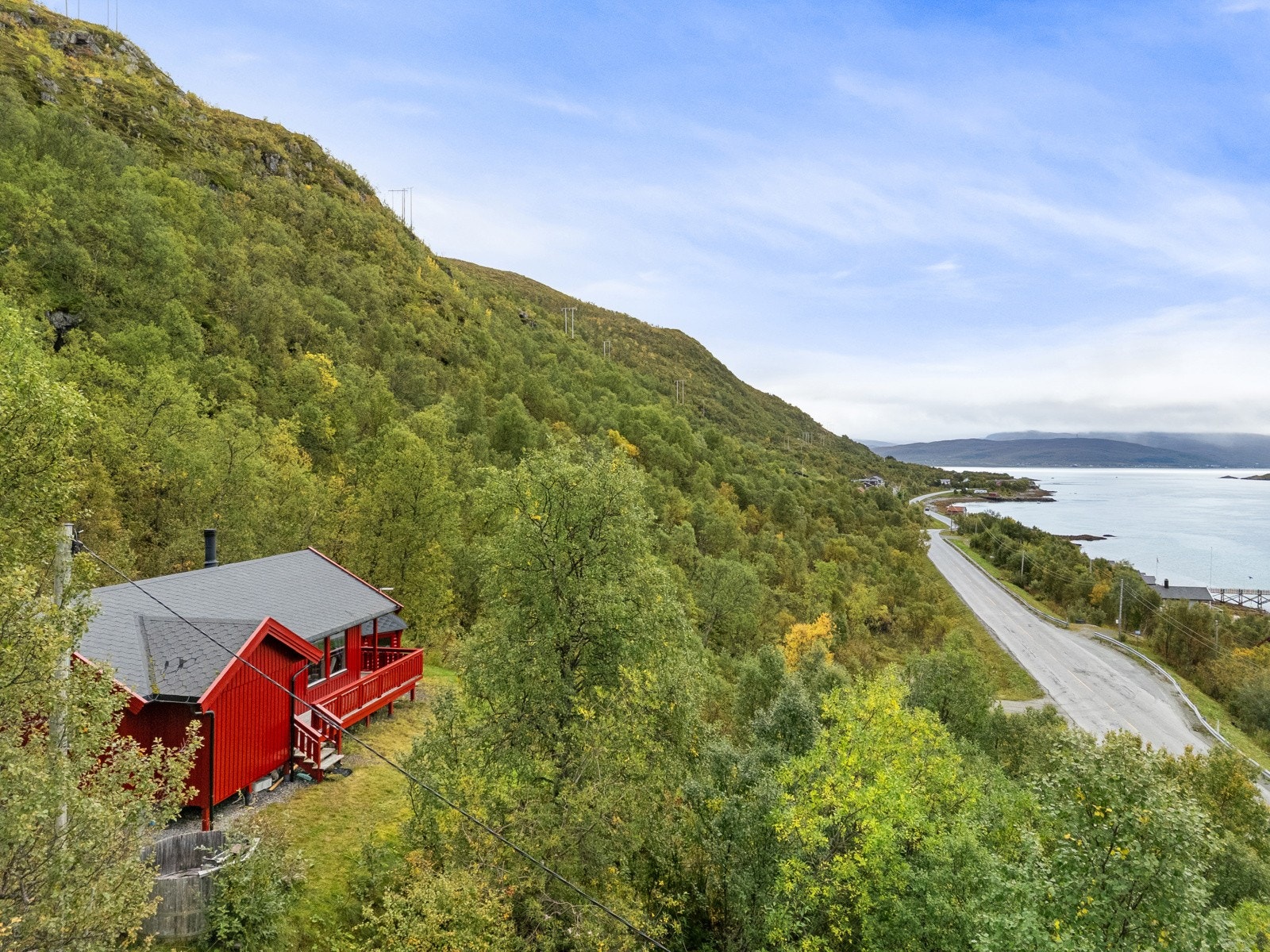 En hyttebeliggenhet som gir rom for både ro, rekreasjon og gode opplevelser gjennom årets ulike årstider.