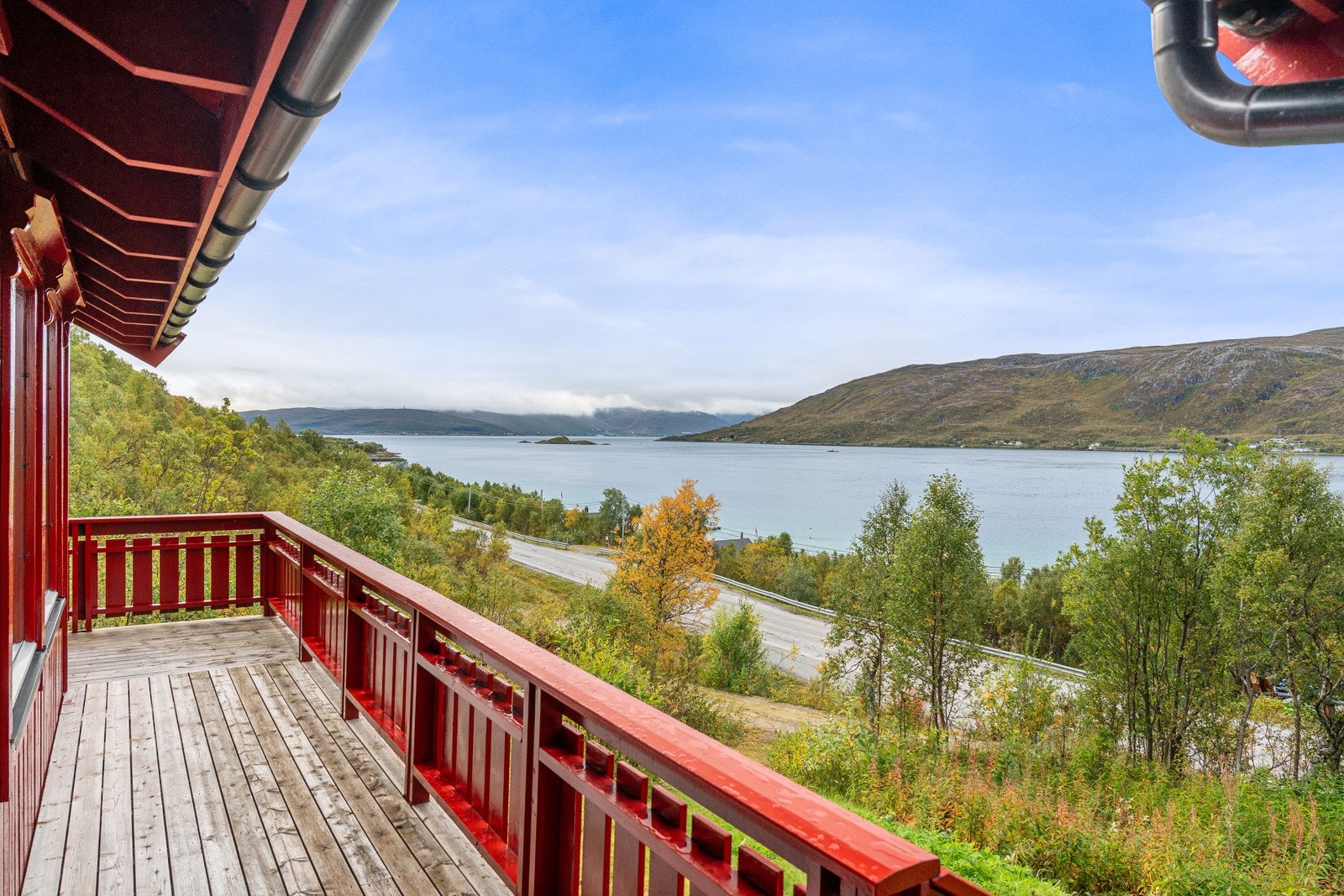 Terrasse med gode sol- og oppholdsmuligheter, med direkte adkomst fra stua.
