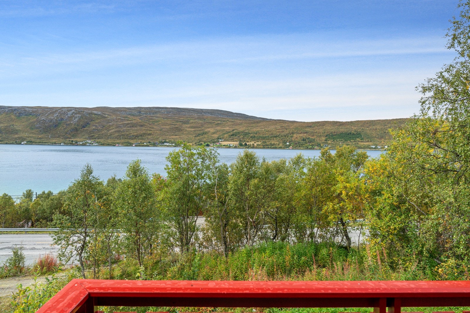 En hyttebeliggenhet som gir rom for både ro, rekreasjon og gode opplevelser gjennom årets ulike årstider.