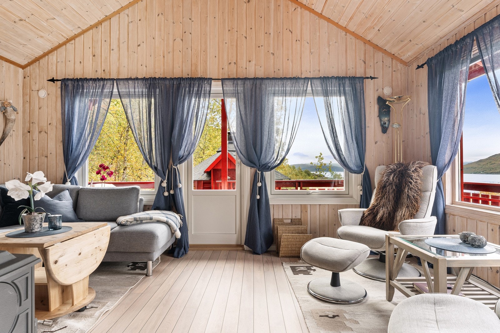 Store vindusflater slipper inn rikelig med dagslys og gir flott utsikt mot de omkringliggende omgivelsene.