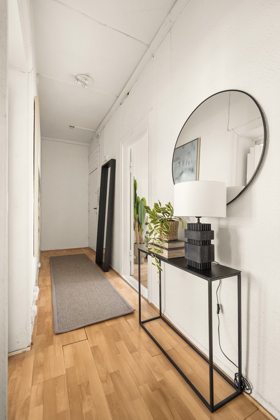 I gangen er det god plass til vegghengte knagger og skohylle for oppbevaring av yttertøy. Galleribilde