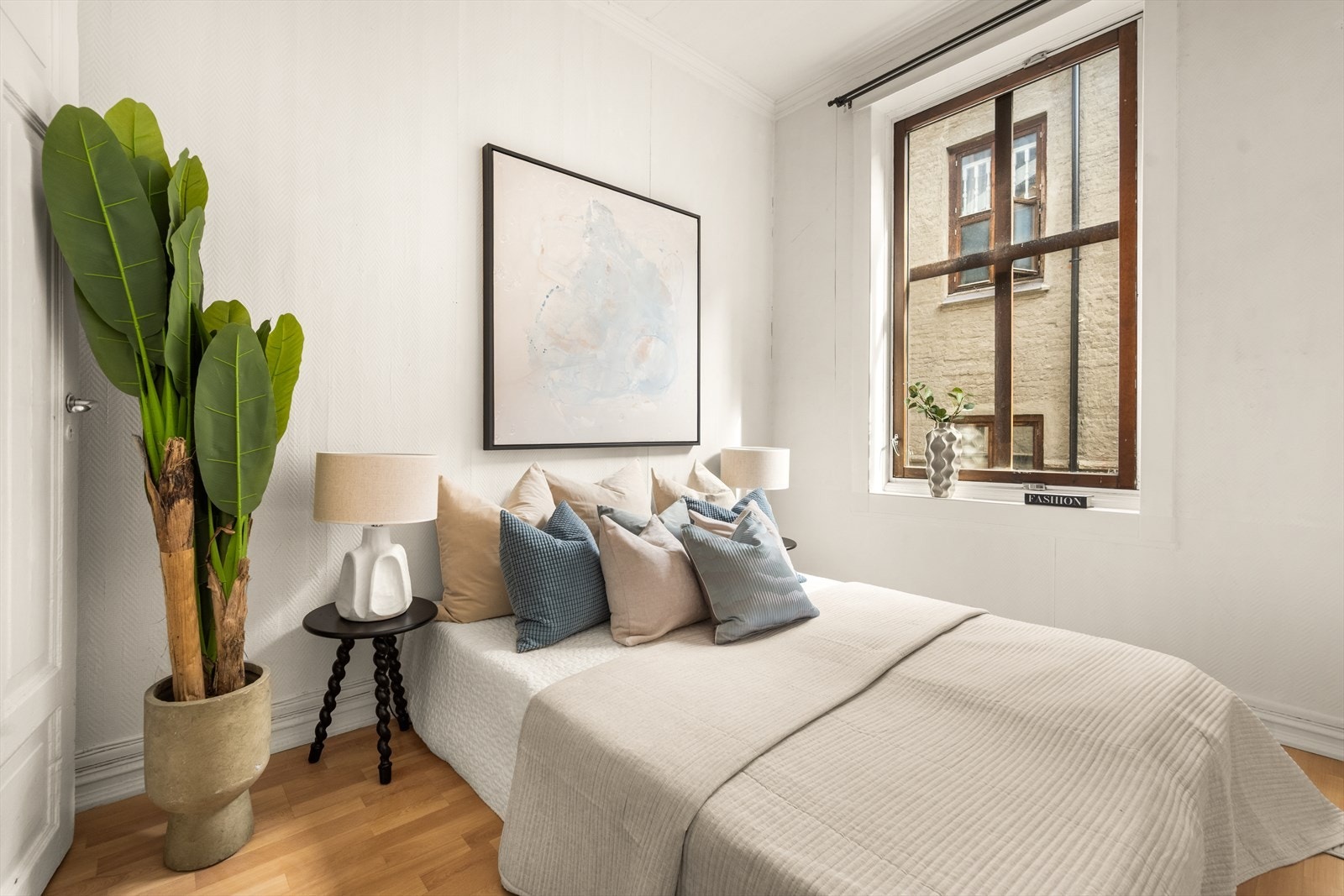 Lunt og innbydende soverom vendt mot bakgård. Galleribilde