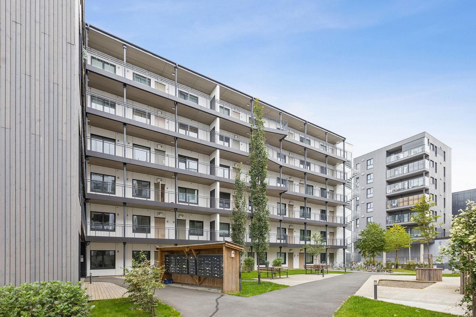 Her bor du i et nyere boligområde med kort vei til sentrum, togstasjon, butikker, spisesteder og øvrige servicetilbud. Galleribilde