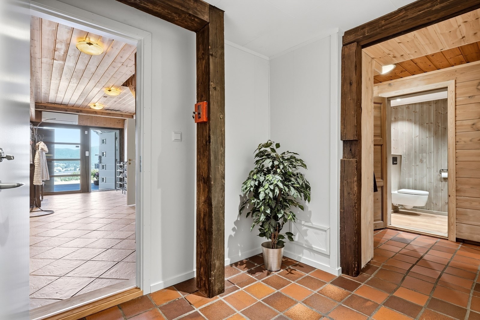 Gang med dør som er låsbar, mellom ''hoveddel'' og ''utleiedel'' i underetasje. Galleribilde