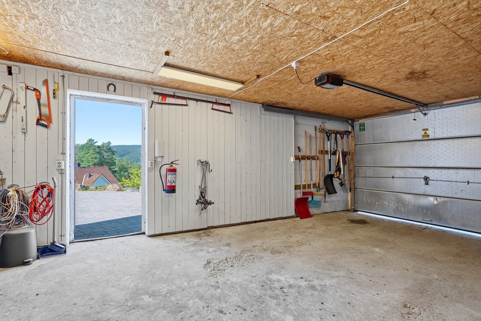 Innvendig i garasjebygget. Galleribilde