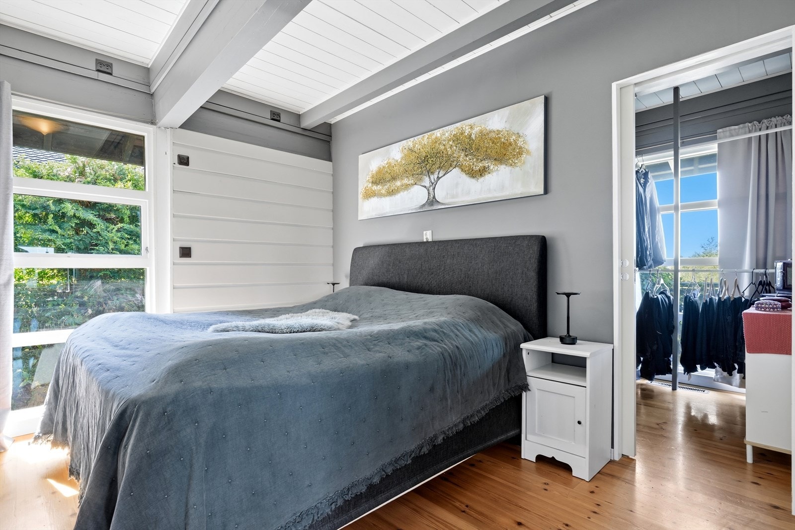 Hovedsoverom med tilhørende garderobe i bakkant, laget som halvåpen walk-in-løsning med skyvedør. Galleribilde